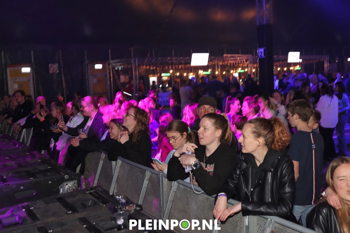 V R I J D A G     (27)